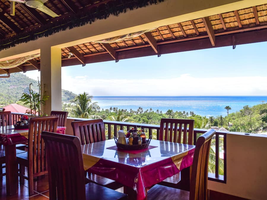 Melayani sarapan dan makan siang dengan sajian masakan internasional