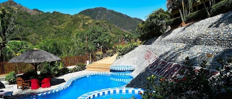 Una piscina al aire libre