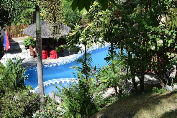 Una piscina al aire libre