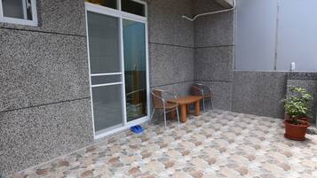 Deluxe Double Room (Street View) | Terrace/patio
