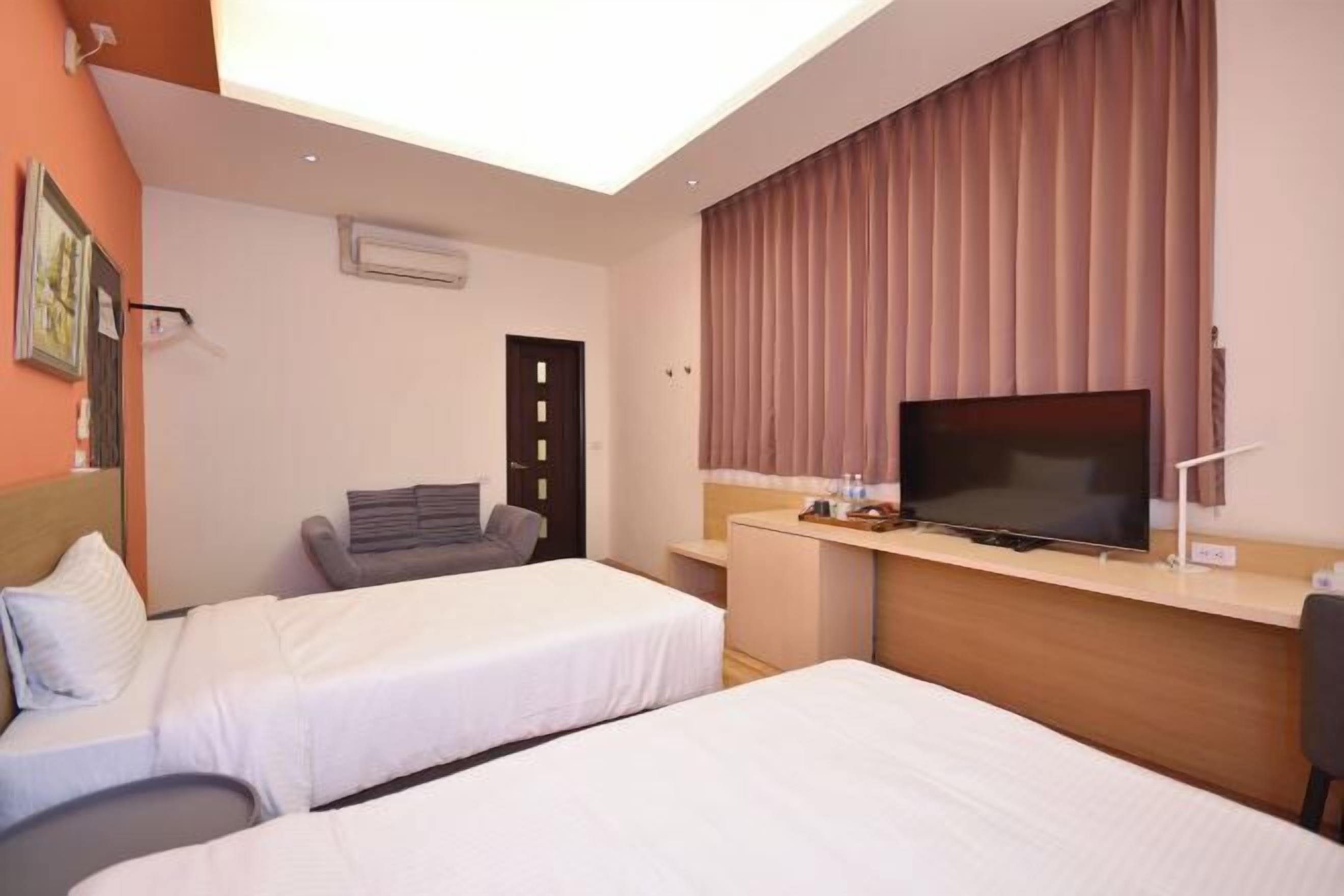 Desk, soundproofing, free WiFi, bed sheets