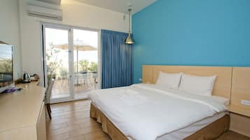 Escritorio, sistema de insonorización, wifi gratis y ropa de cama