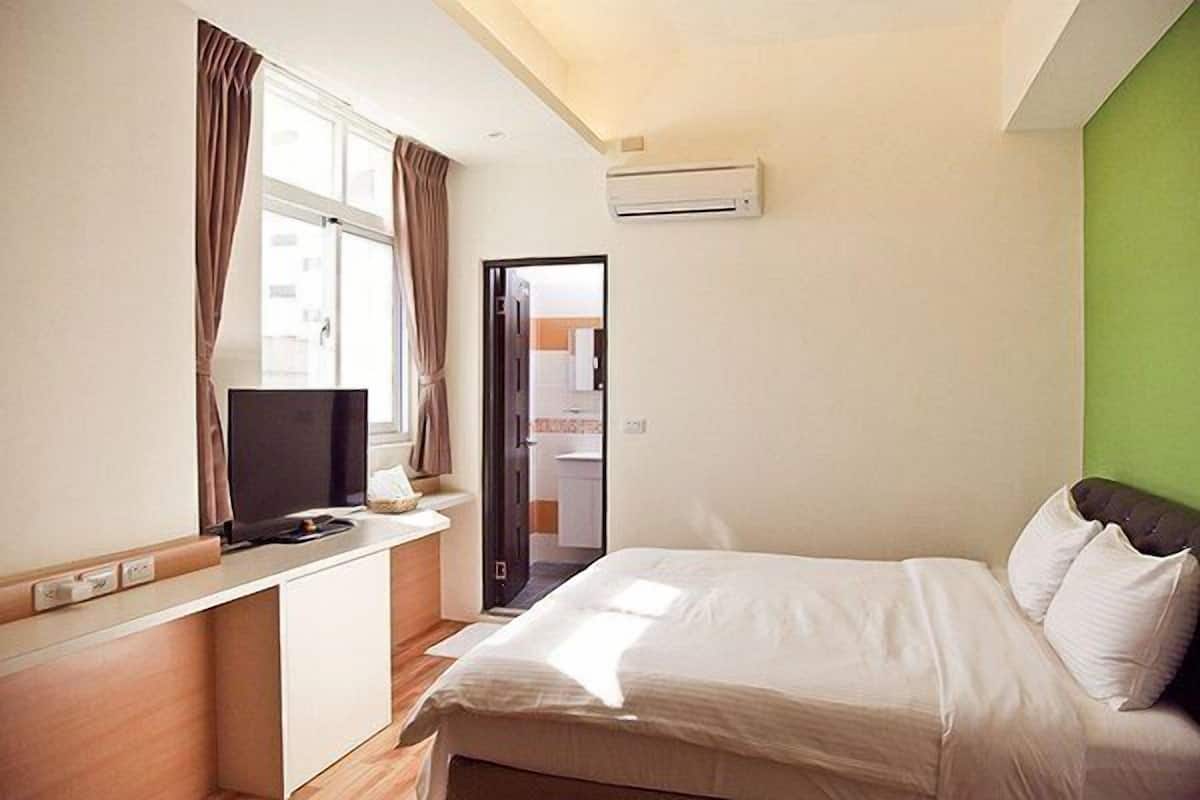 Een bureau, geluiddichte muren, gratis wifi, beddengoed