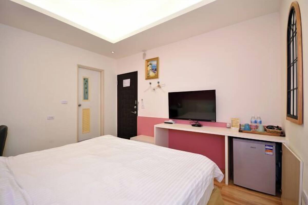 Desk, soundproofing, free WiFi, bed sheets