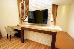 Deluxe Double Room, 1 Bedroom | Living area | LED TV - Venice B&B (Taitung)