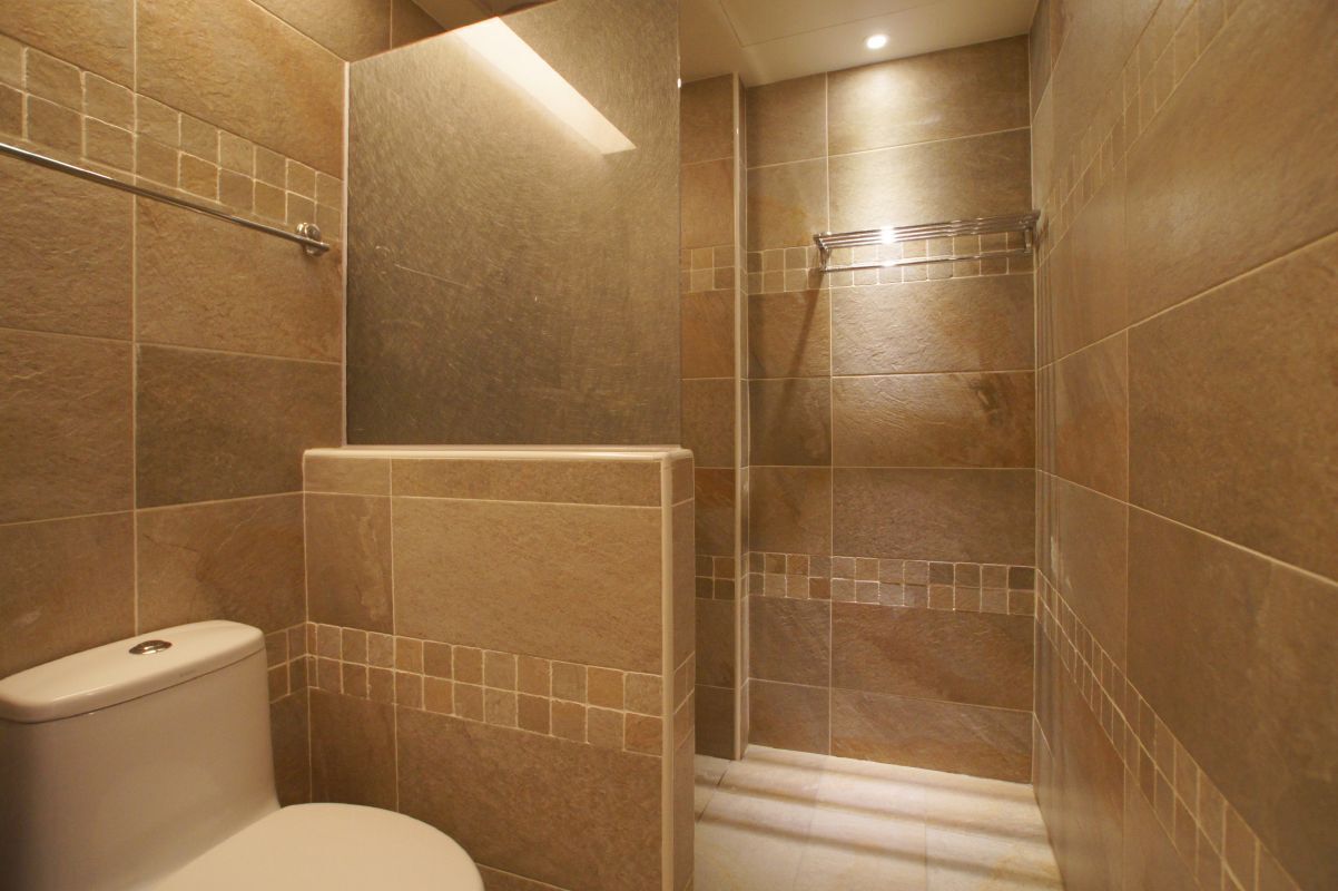 Quarto casal luxo, 1 quarto | Banheiro | Chuveiro, produtos de toalete grátis, secador de cabelo, chinelos