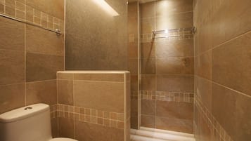 Quarto casal luxo, 1 quarto | Banheiro | Chuveiro, produtos de toalete grátis, secador de cabelo, chinelos
