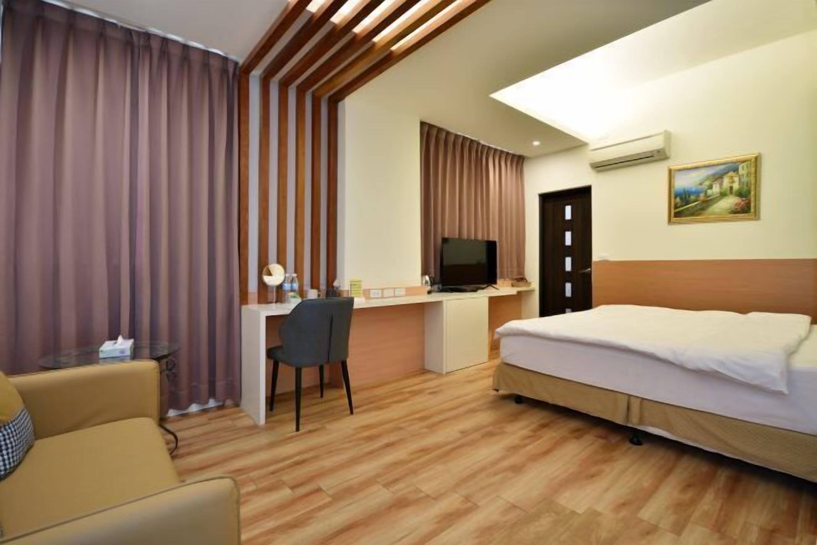 Desk, soundproofing, free WiFi, bed sheets