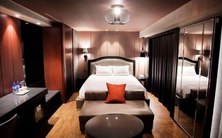 標準雙人房 | 客房內保險箱、書桌、免費無線上網、床單