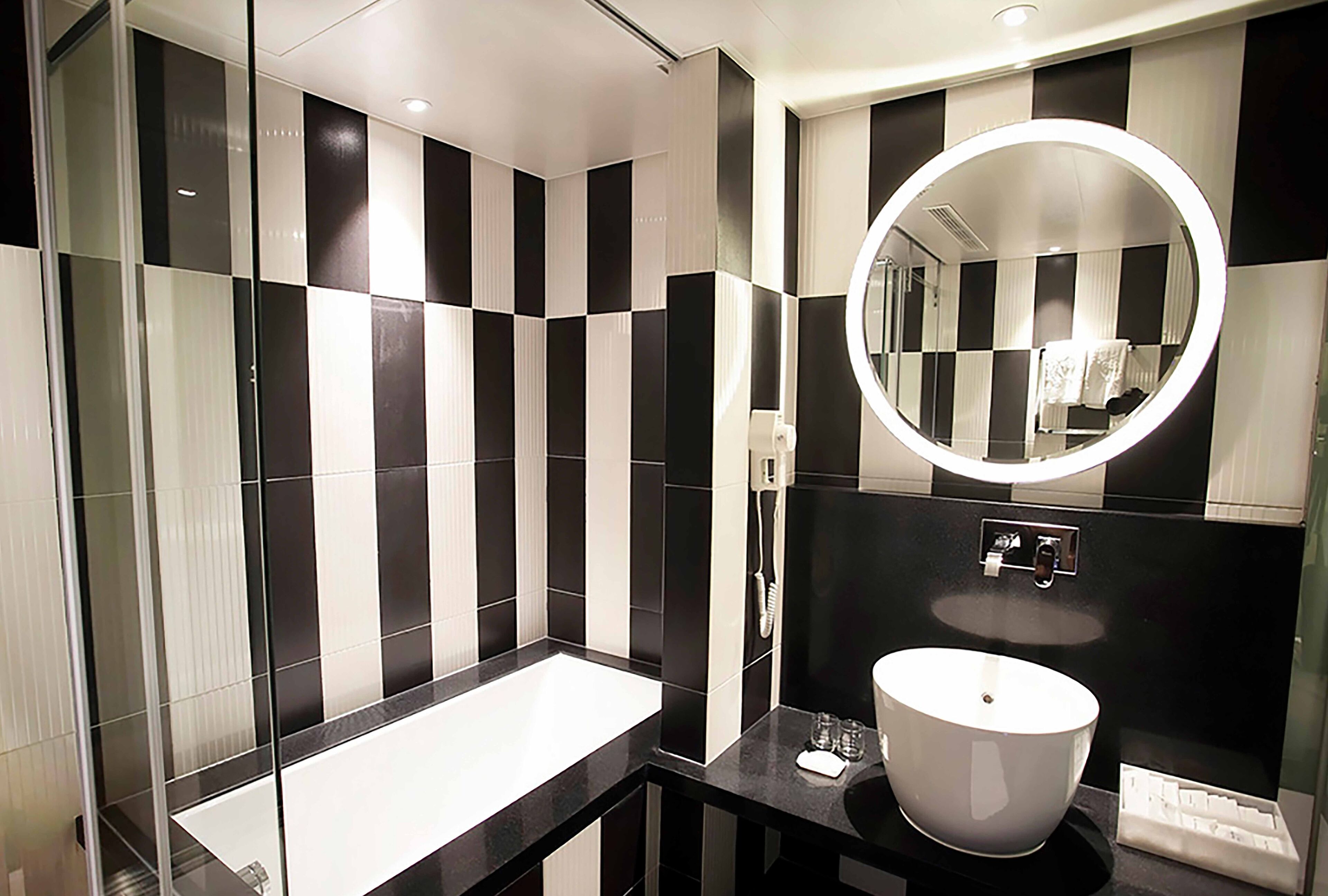 standard double room | bathroom | separate bathtub and shower, free toiletries, hair dryer, slippers