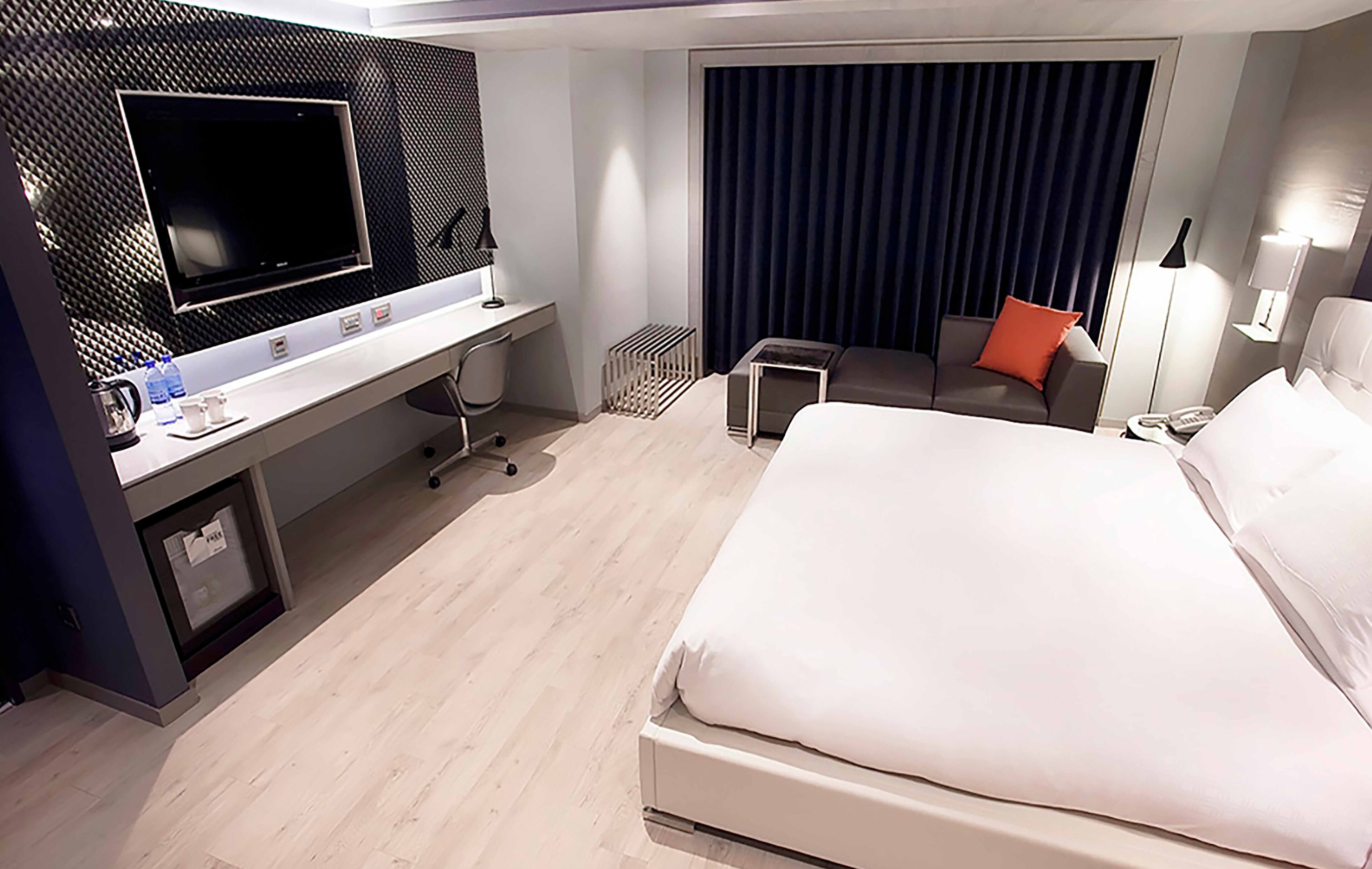 standard double room | in-room safe, desk, free wifi, bed sheets