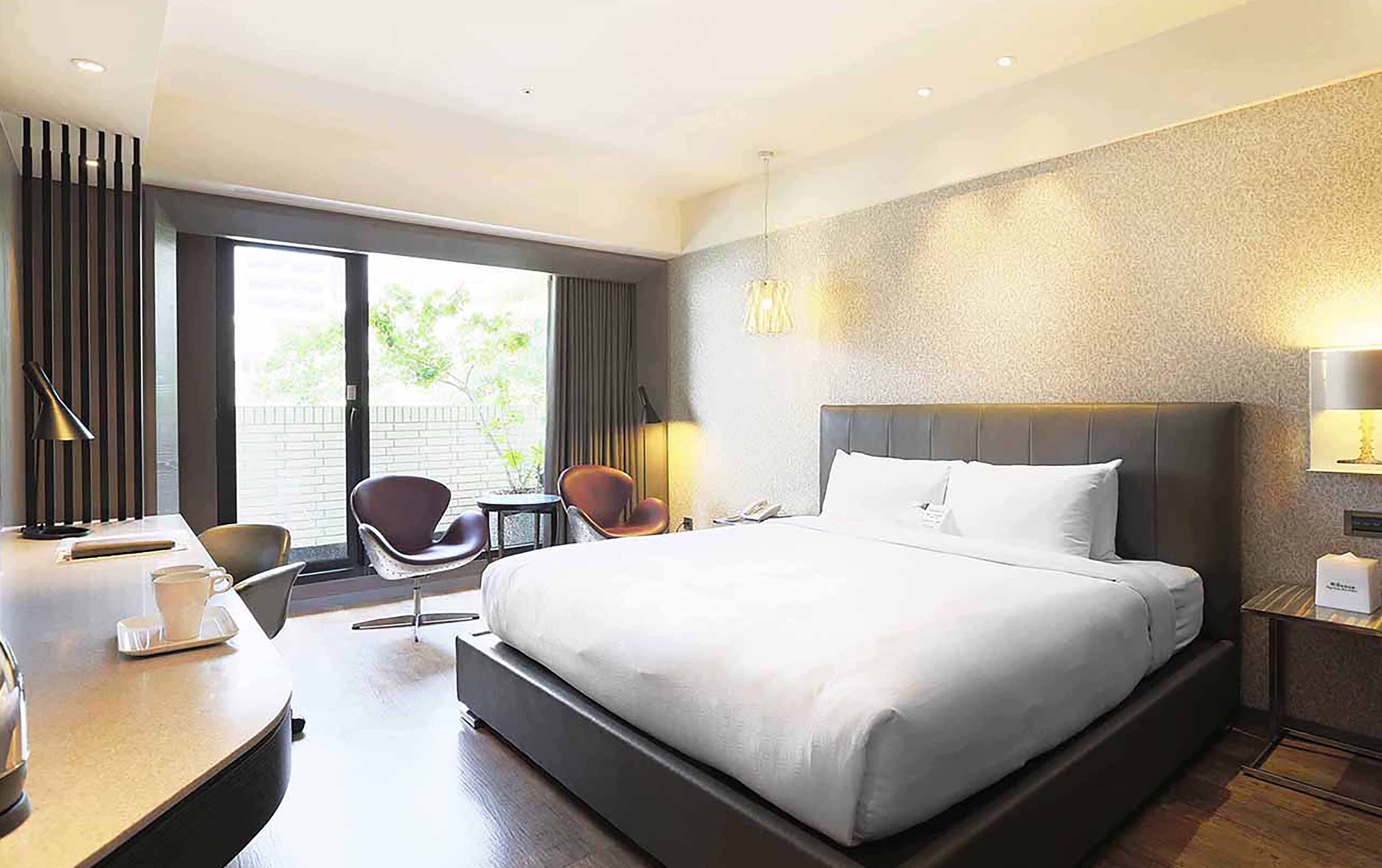 standard double room | in-room safe, desk, free wifi, bed sheets