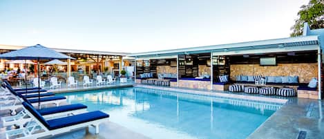 Piscina all'aperto, cabine incluse nel prezzo, ombrelloni da piscina
