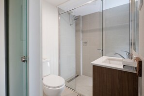 Chambre, 1 très grand lit | Salle de bain