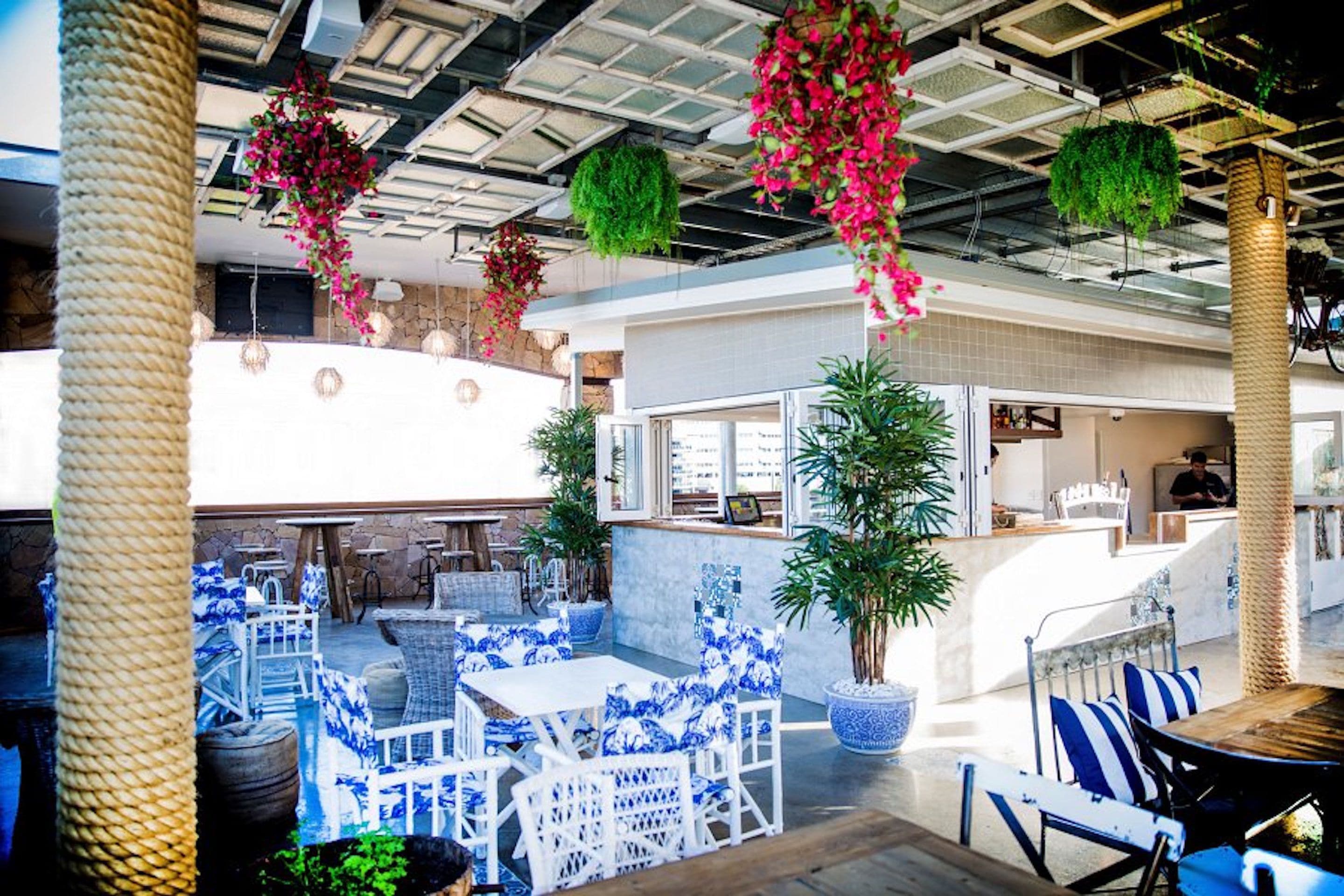 2 bars/lounges, poolside bar