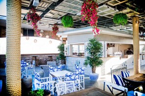 2 Bars/Lounges, Poolbar