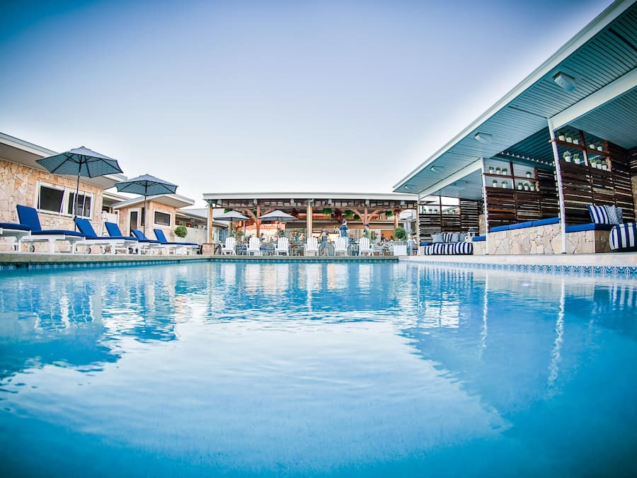 Piscina externa, barracas de cortesia, guarda-sóis