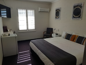 Double Room, 1 King Bed | Desk, iron/ironing board, free WiFi