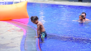 Piscina externa, guarda-sóis, espreguiçadeiras