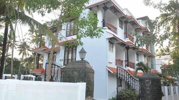 Desk, rollaway beds, free wired Internet