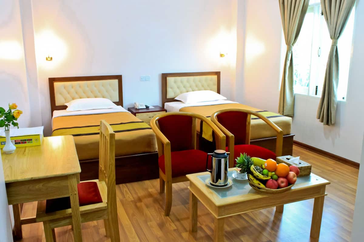 Superior Twin Room | Bar mini, peti besi dalam bilik, meja, langsir/tirai gelap terus
