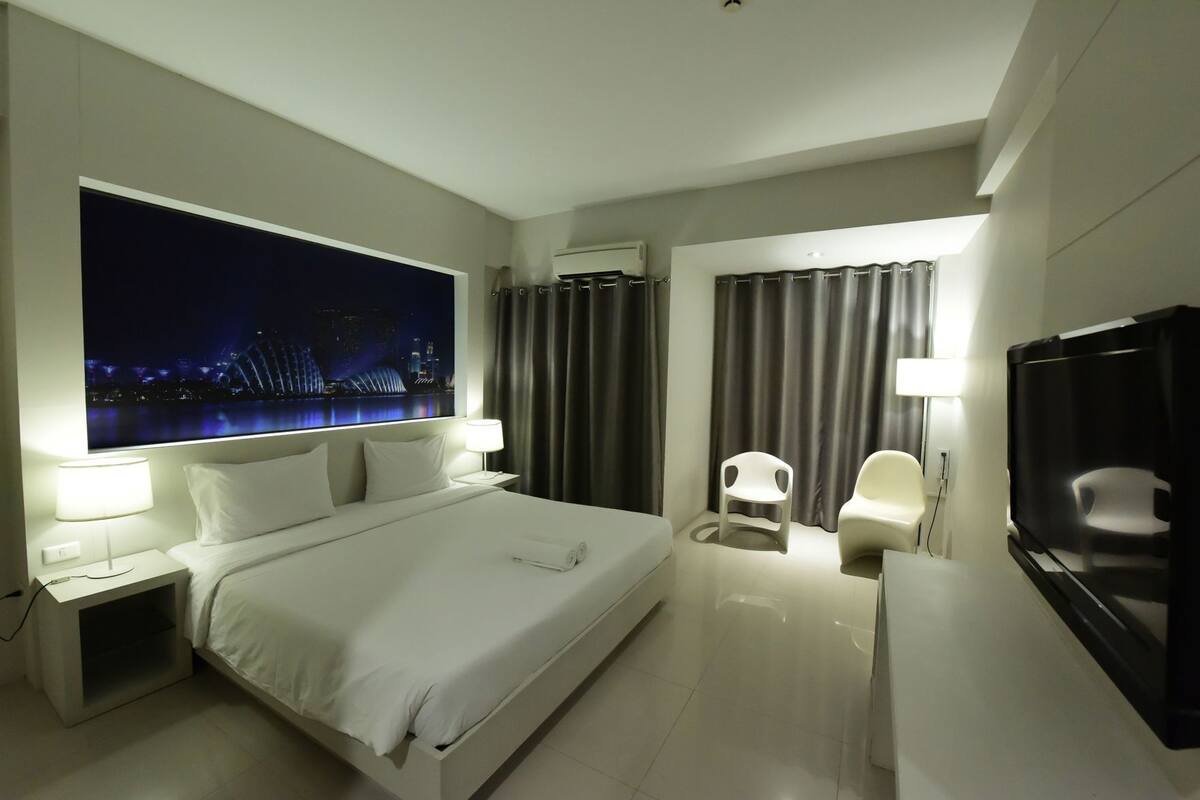 Desk, free WiFi, bed sheets