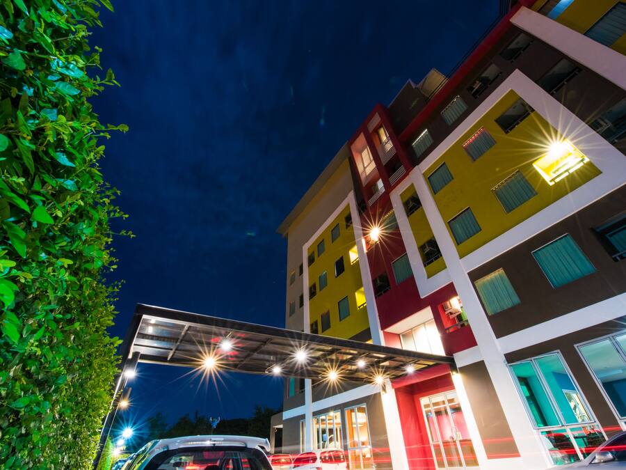 Fachada de la propiedad por la tarde o noche