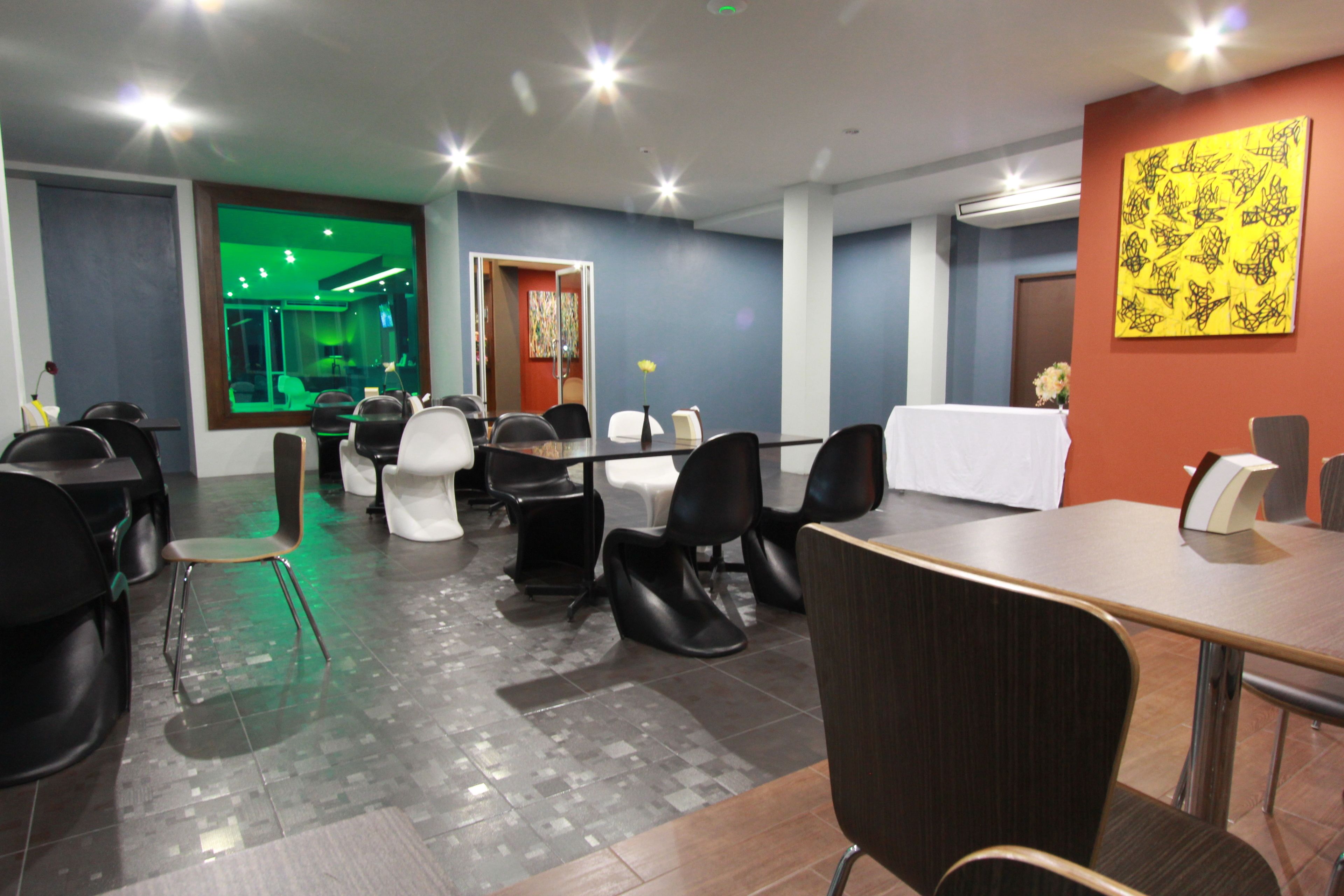 breakfast, lunch, dinner served; thai cuisine