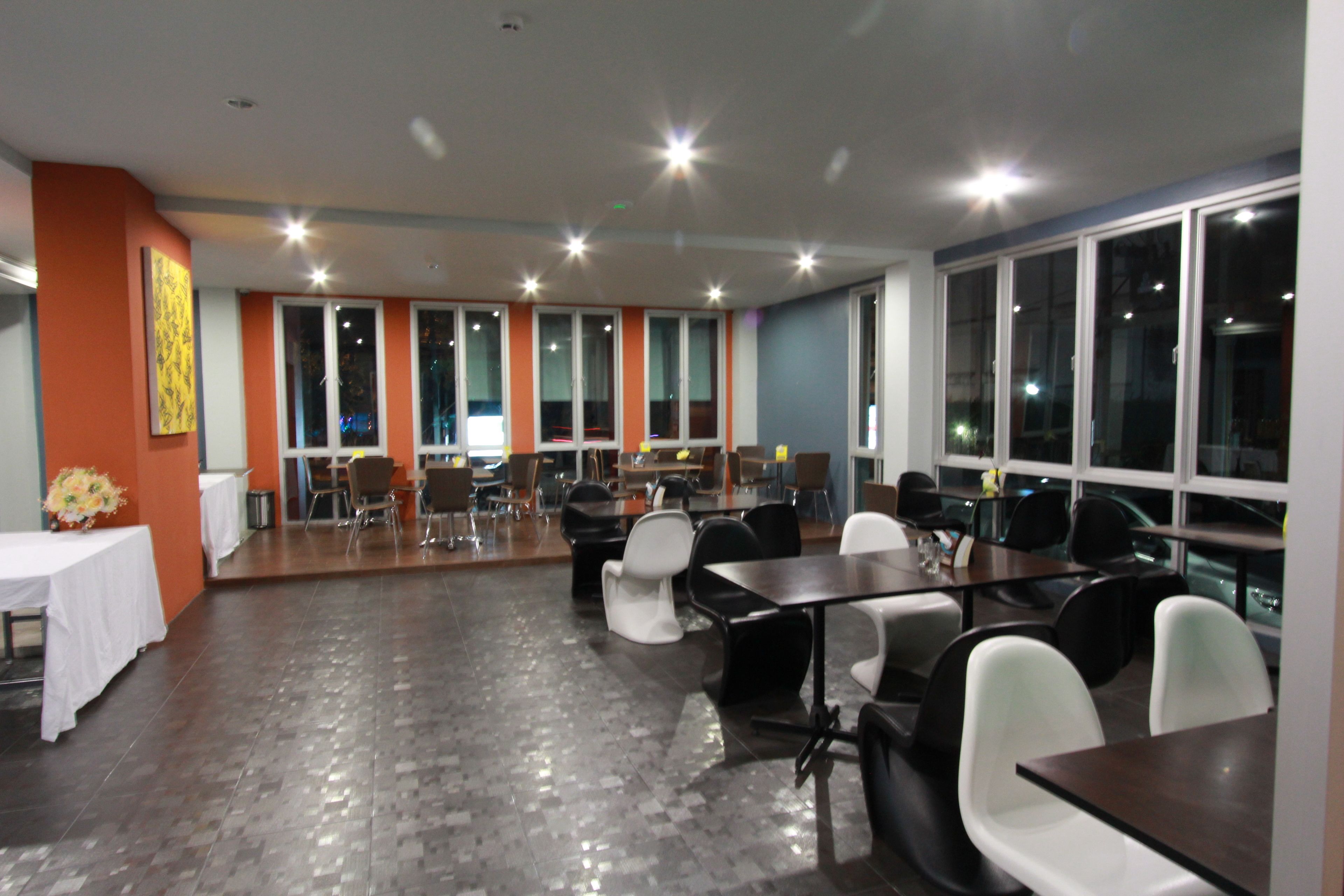 breakfast, lunch, dinner served; thai cuisine