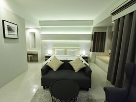 Escritorio, wifi gratis y ropa de cama 