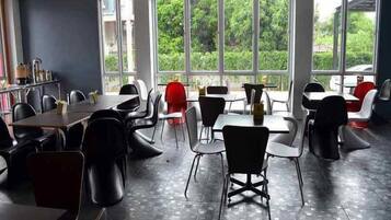 Breakfast, lunch, dinner served; Thai cuisine