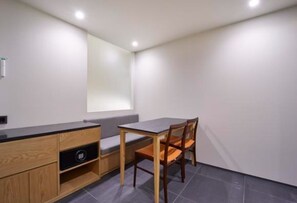 Habitación doble Premium | Área de sala de estar | Televisión de pantalla plana y piso con calefacción 