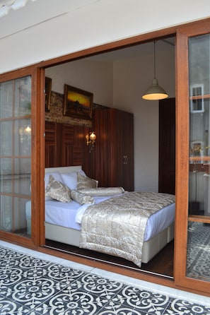 A bedroom with a bed, a wooden wardrobe, and a hanging light fixture. - Blue Istanbul Gedikpasa (Istanbul)