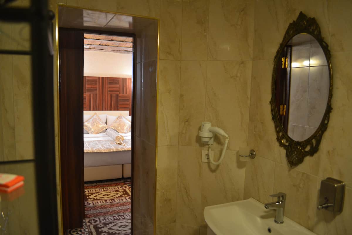 Kamar Double Ekonomi | Tempat tidur bayi gratis, tempat tidur lipat/tambahan, dan Wi-Fi gratis