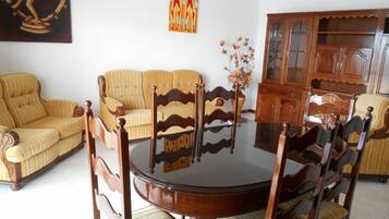 Economy-Apartment, 3 Schlafzimmer, Küche, Hafenblick | Essbereich im Zimmer