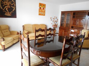 Economy-Apartment, 3 Schlafzimmer, Küche, Hafenblick | Essbereich im Zimmer