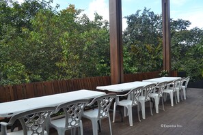 Outdoor dining - Spin Designer Hostel (El Nido)