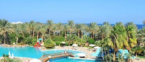 3 piscines extérieures