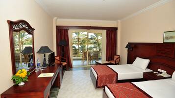 Habitación, vistas a la playa (With Extra Bed) | Minibar, caja fuerte, cunas gratuitas y camas supletorias gratuitas