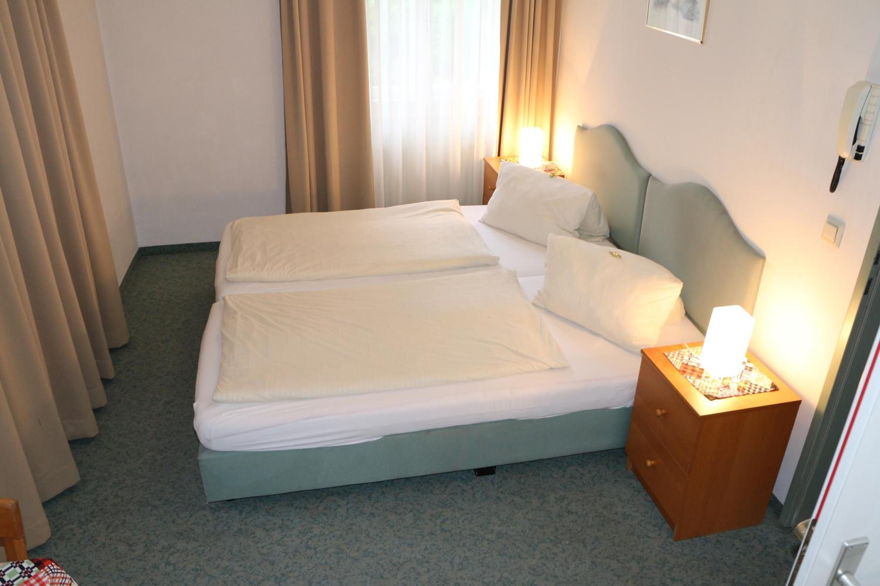 Zimmersafe, kostenloses WLAN, Bettwäsche