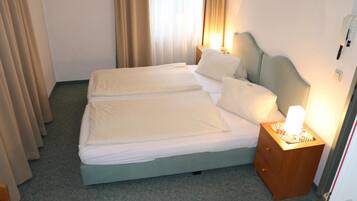 Zimmersafe, kostenloses WLAN, Bettwäsche