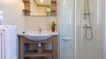 Cabin (2 people) | Bathroom | Shower, hair dryer, towels