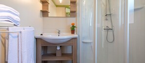 Cabin (2 people) | Bathroom | Shower, hair dryer, towels