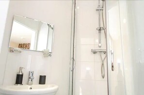 Dusj, toalettartikler (inkludert) og håndklær