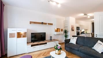Standard-íbúð - 2 svefnherbergi - svalir | Stofa | Flatskjársjónvarp