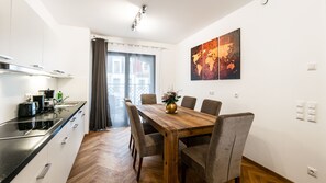 Standard-Apartment, 2 Schlafzimmer, Balkon | Eigene Kochnische | Großer Kühlschrank, Mikrowelle, Ofen, Herdplatte