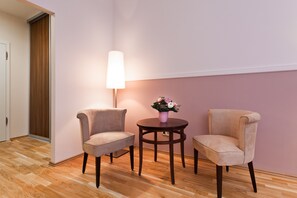 Ropa de cama hipoalergénica y caja de seguridad en la habitación 