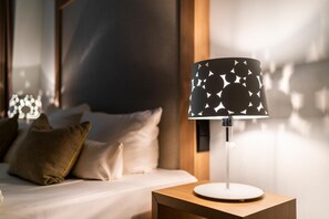 Hypo-allergenic bedding, in-room safe, desk, blackout curtains