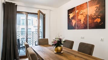 Standard-Apartment, 2 Schlafzimmer, Balkon | Eigene Küche | Großer Kühlschrank, Mikrowelle, Ofen, Herdplatte