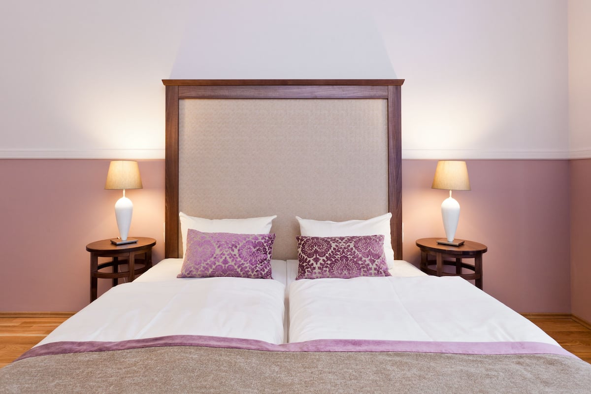 Hypo-allergenic bedding, in-room safe, desk, blackout curtains